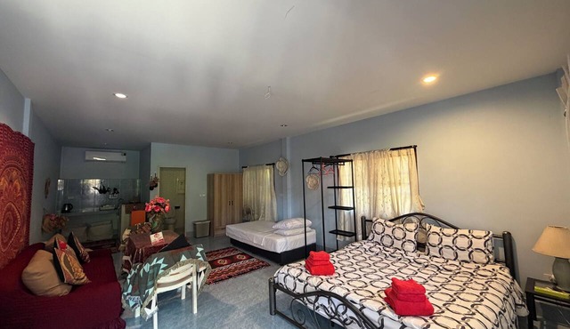 Bohemian apartment, just steps from Yanui beach, pet friendly in Rawai