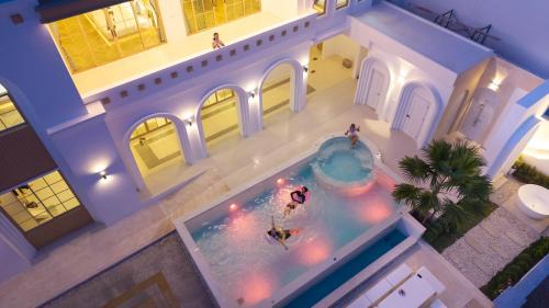 Brown Empire Pool Villa Pattaya in Nong Prue