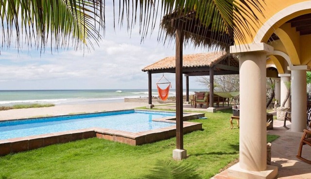 Casa Cantamar: Inviting outdoor space right on the sand in Hacienda Iguana