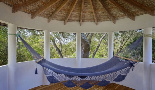 Casa Marisombra: Fun amenities and just steps from the beach in Tola