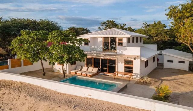 Casa Ohana: Beachfront Family Getaway with Pool & Ocean View in Tola