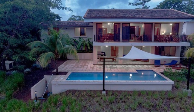 Casa Pacifica Ocean view, 5 min walk from a private beach in Tola