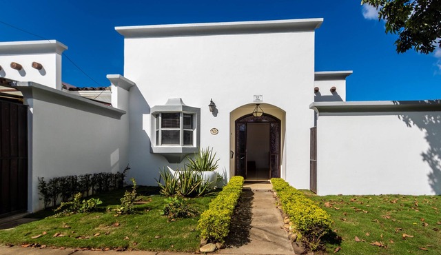 Cheerful family friendly home in gated community. in Esquipulas