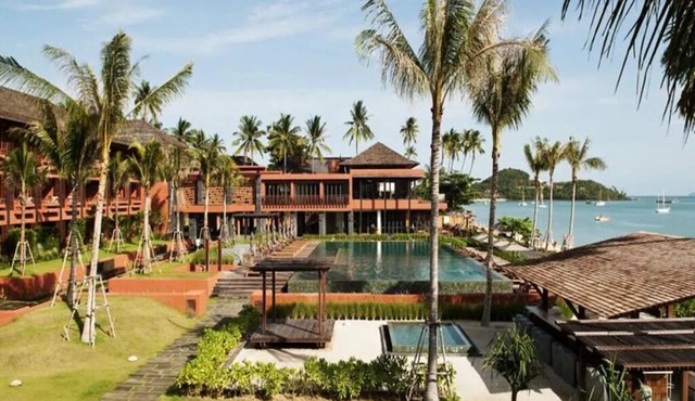 Coastal Sea View Escape with Balcony and Resort Pool Access in Amphoe Ko Samui