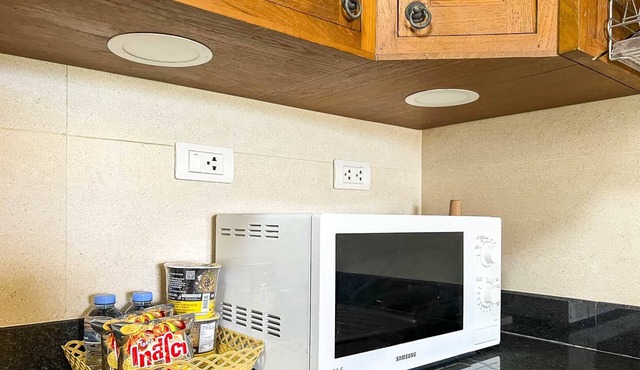 Cozy 2-bedroom apartment with Balcony and Pool near Train Station