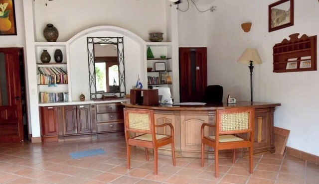 Cozy 2-bedroom condo in historic Granada with air conditioning and pool. in Granada