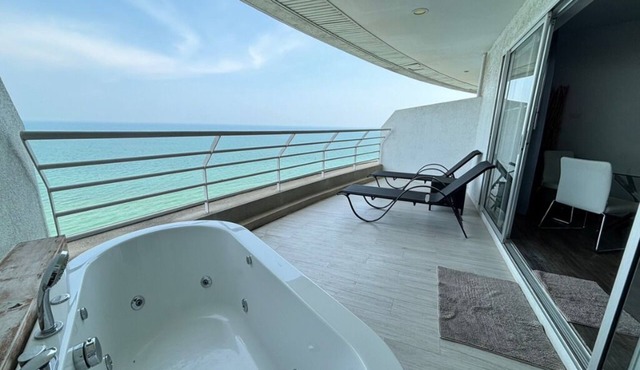 Cozy Beachfront Condo With Jacuzzi On Balcony