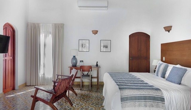 Deluxe King size bed Bedroom- Premium Bedroom in Granada