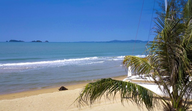 Front Samet Beach House w/ Swimming Pool | WiFi, Maid Service, Island Excursions