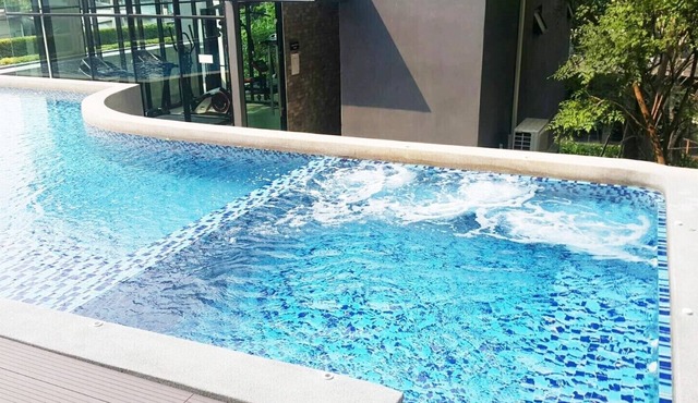Fully furnished+wify & pool /Easy commute downtown by train