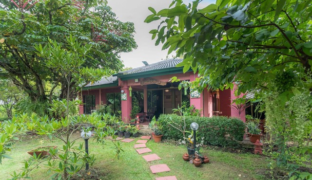 Garden House Stay With Big pond in San Kamphaeng