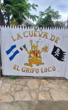 Hostal La Cueva del Grifo Loco surf&Bikers in Puerto Sandino