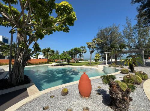 Hua Hin Beach Front Condo - Med style Suite Room in Khao Tao