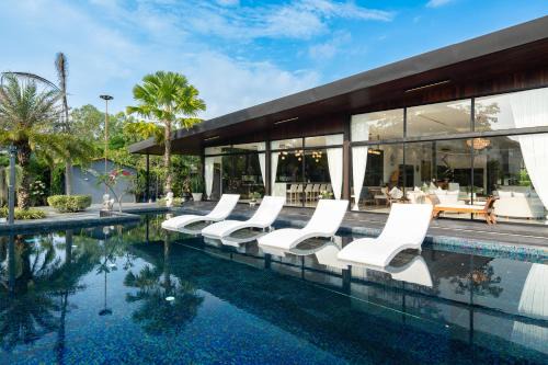 Huge Pool Villa with Private Lake in Pattaya