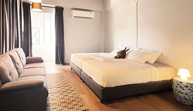 Human Touch Room – Quiet Loft above Artisan Café