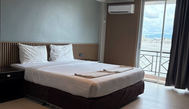 J & Y Lodge Hotel