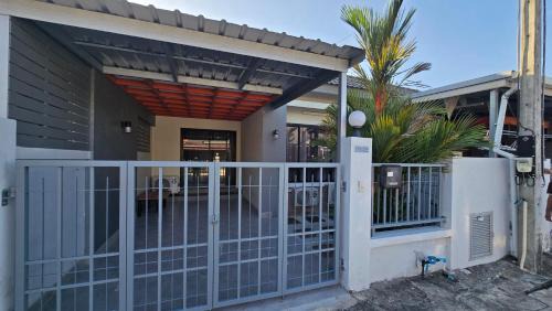Joyful House Naiyang beach