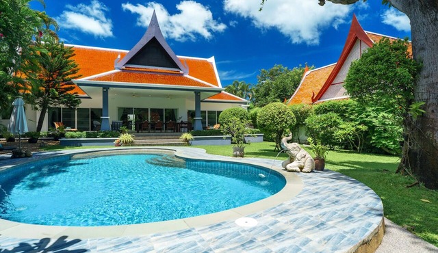 La Romanee Beautiful Pool Villa 3BR in Tambon Rawai
