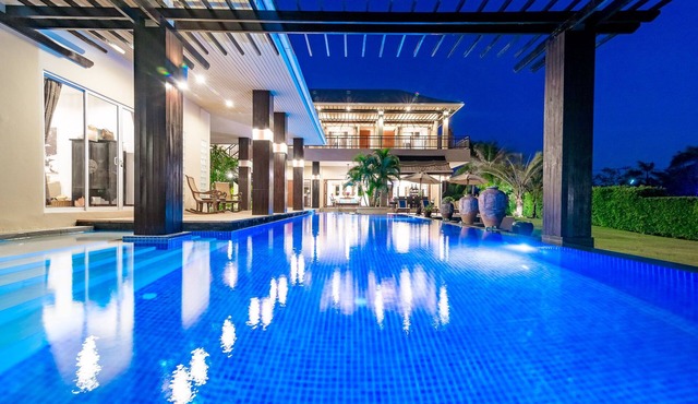 Lovely villa on the golf course with private terraces, gardens and large swimming pool