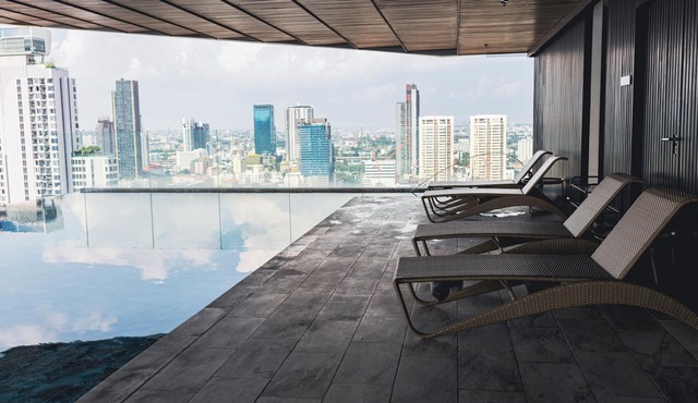 Luxe High-Rise 1BR Sky Pool, Gym, with AC, WiFi in Krung Thep Maha Nakhon