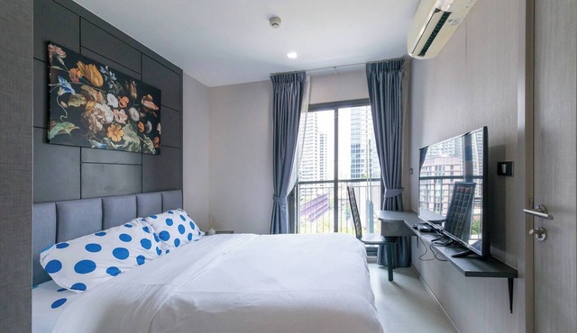 Luxurious 35 Sqm Condo with Stunning Bangkok Views