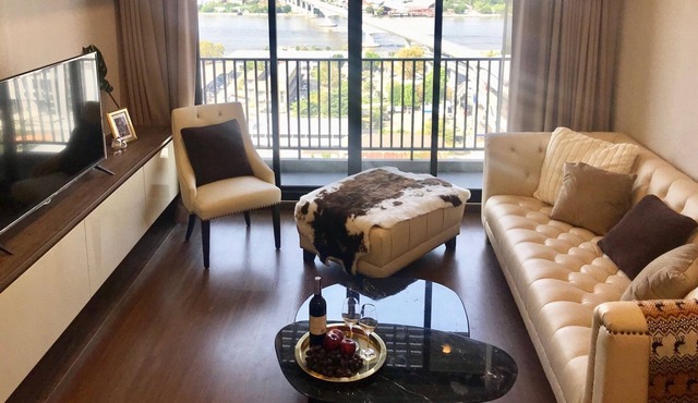 Luxurious room river view+1min Skytrain+Wifi Entire place for 4-5 people.