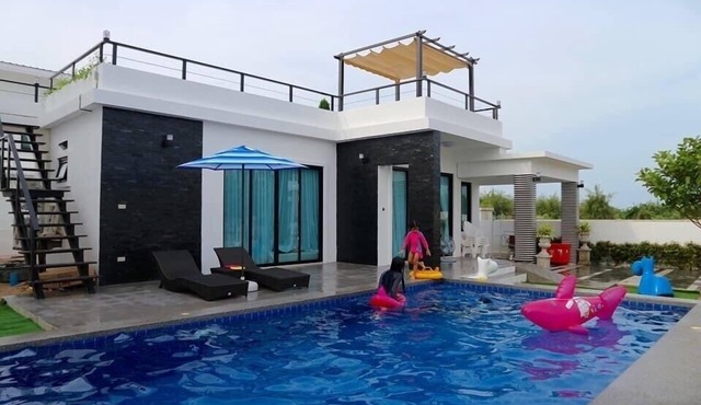 Luxury 2 BR villa with ensuite bathroom in Tambon Hua Hin