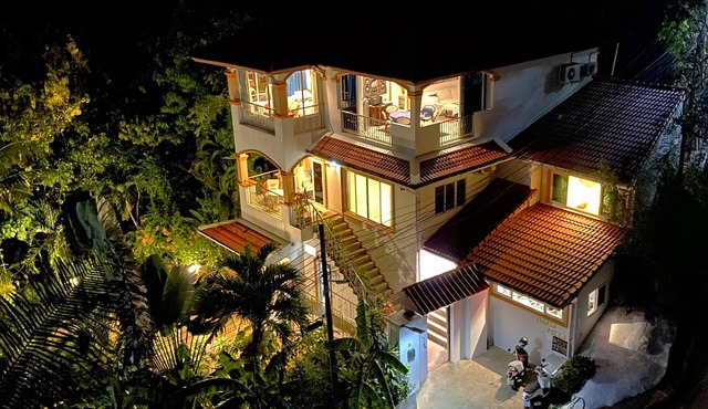 Luxury 4-bedroom VILLA, 10 minutes foot walk from the fine sands of Karon Beach