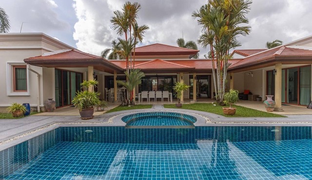 Luxury 4BR Villa with Private Pool & Jacuzzi in Thalang