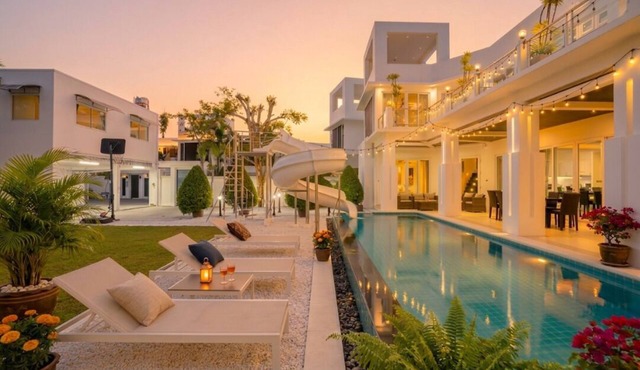 Luxury 5BR Villa Jomtien - Pool, Sports & Karaoke Close to the beach of pattaya