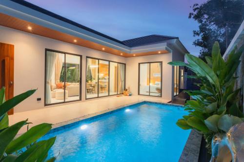 Luxury B Baya Pool Villa in Ban Chong Phli