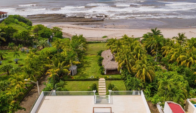 Luxury Beachfront Villa, Pool, Staff, 7 Bedrooms!