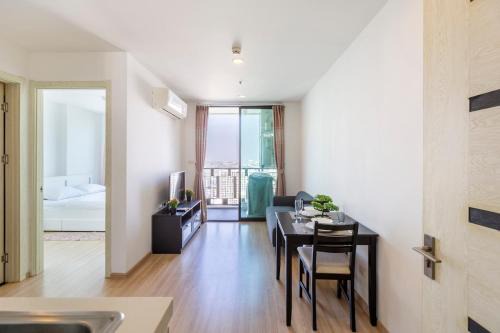 Luxury SkyFloor OnNut BTS 40sqmt Gym Pool Netflix in Bangkok