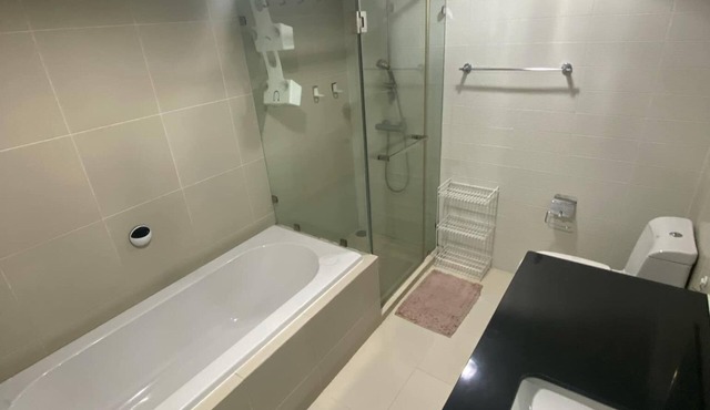"Modern Condo Overlooking Pool – Perfect for Relaxation"
