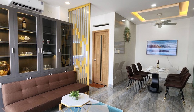 Moon's house/6 beds/10 persons/2,5 baths/full house/near Airport/BBQ rooftop in Hồ Chí Minh