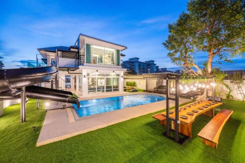 Moon Shade Pool Villa Pattaya in Ban Rong Po