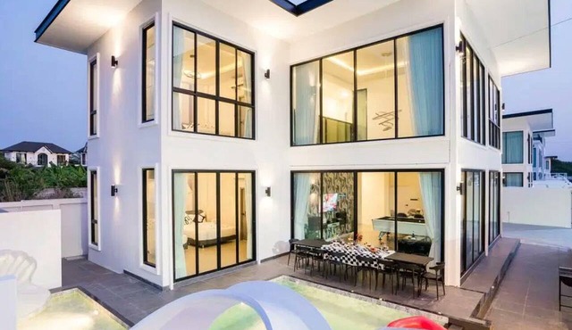 Na Jomtien 5BR Pool Villa · Karaoke & Games in Bang Lamung