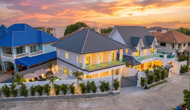New 2024 - 4BR Pet-Friendly Pool Villa - Jomtien
