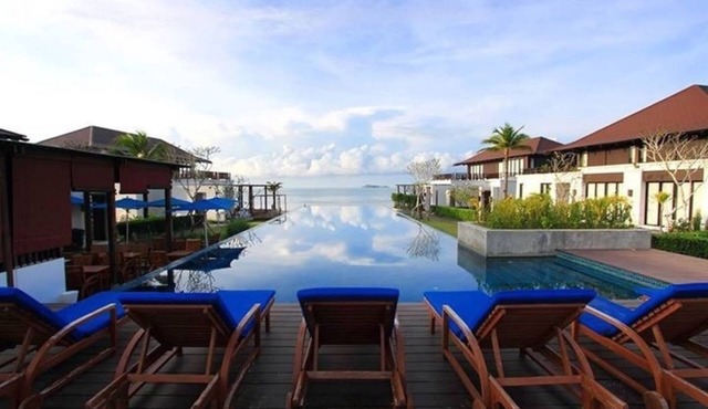 Nice Seaview Condo, Private Beach