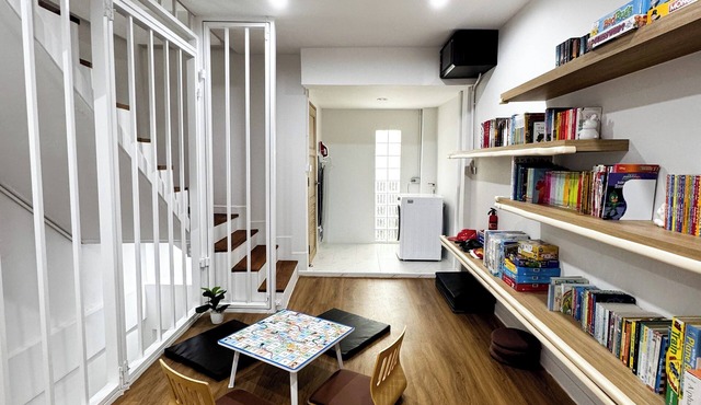 No.31 - whole 3-storey townhouse, 15 min to Grand Palace, sleeps 5 in Bangkok