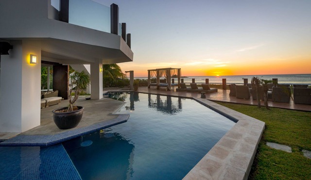 On the sands of Playa Marsella, 7bdrm sleeps 14, private villa, pool, AC in San Juan del Sur