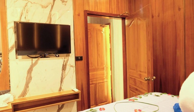 Private Jacuzzi Pool Suite near walking street in Pa Tong