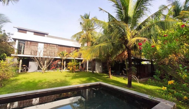 RedBox House in Phumĭ Sâmbuŏr