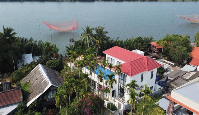 Riverside Retreat: Infinity Pool & Sauna Luxury at Private Villa in Thành phố Hội An