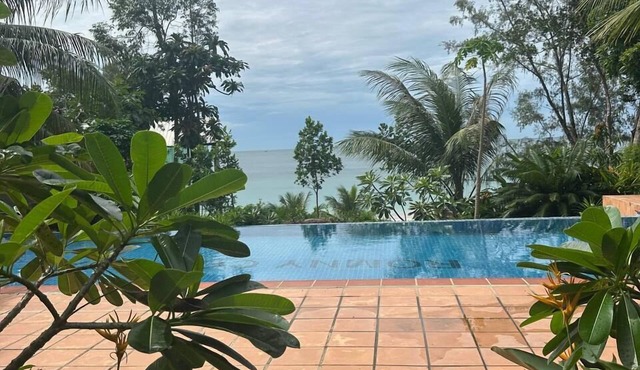 Romny Cozy Bay in Koh Rong Sanloem