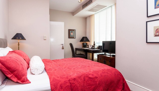 Serviced 1 Bed SKY VILLAS with View, Pool and BTS in Bangkok