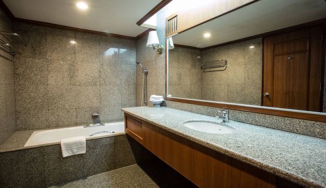 Songphanburi Hotel in Suphan Buri