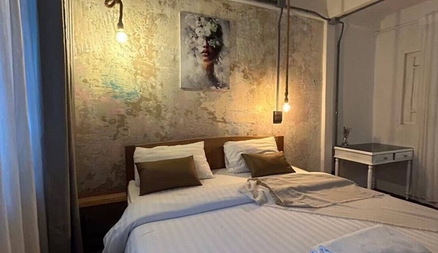 Spacious 4-bedroom townhome in lovely Prakanong Wattana with WiFi, AC. in Prakanong Wattana