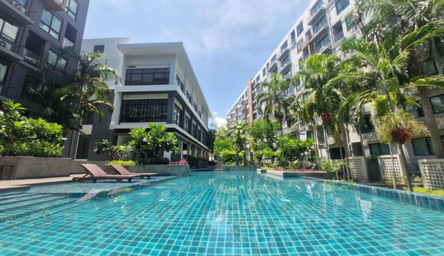 Stasia Suites Sriracha