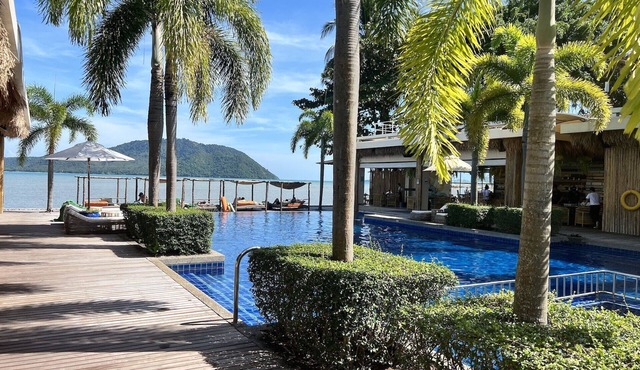 Studio apartment with spectacular ocean view and large balcony in Tambon Rawai